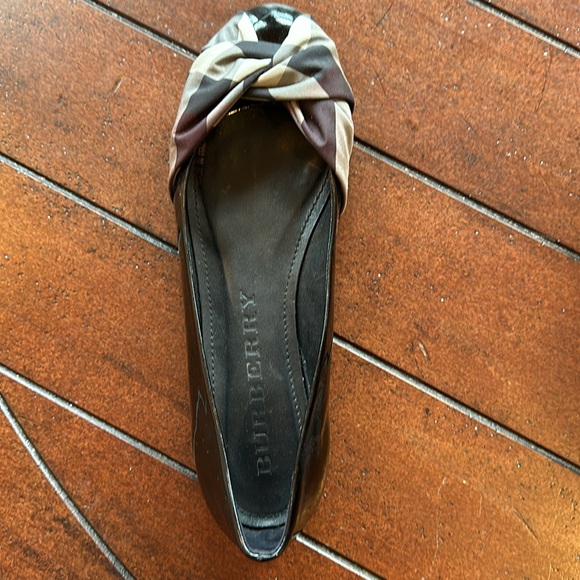 BURBERRY Patent Leather Flats. Size 36. Excellent condition! - Picture 2 of 15